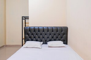 Deluxe Double Room | Desk, laptop workspace, bed sheets