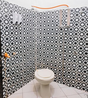 Deluxe Double Room | Bathroom | Shower, towels