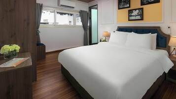 Deluxe Room, 1 Queen Bed, City View | Minibar, in-room safe, desk, laptop workspace