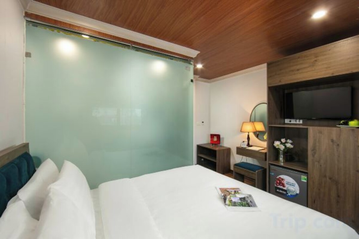 Minibar, coffres-forts dans les chambres, bureau