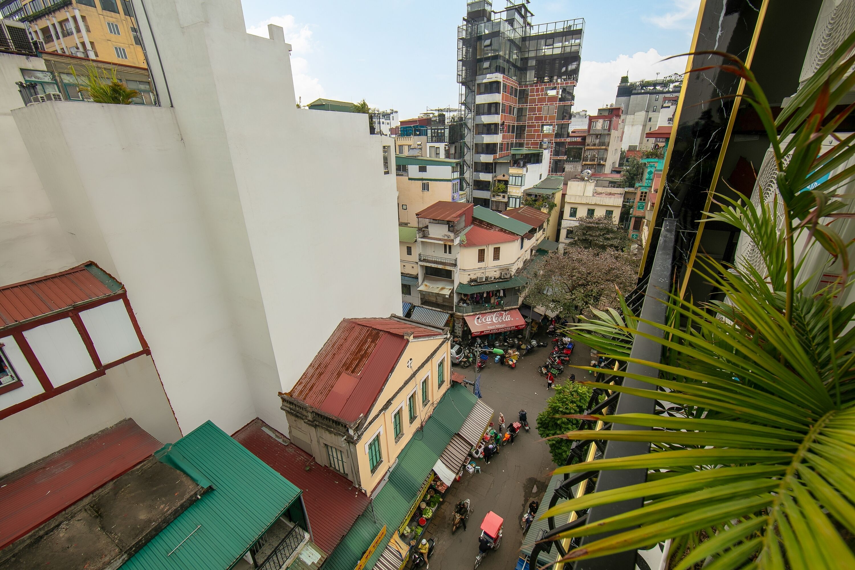 Deluxe Room, 1 King Bed, Balcony, City View | Balcony