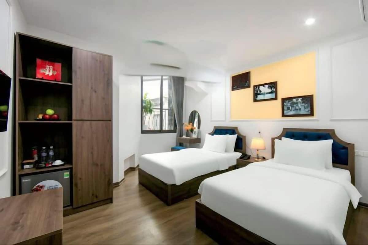 Minibar, in-room safe, desk, laptop workspace