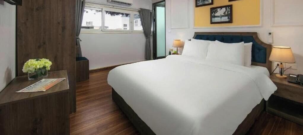 Habitación Deluxe, 1 cama de matrimonio, vistas a la ciudad | Minibar, caja fuerte, escritorio y espacio para trabajar con un portátil
