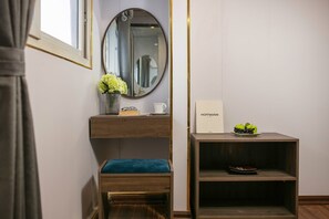 Deluxe kamer, 1 queensize bed, uitzicht op de stad | Een minibar, een kluis op de kamer, een bureau, een laptopwerkplek