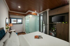 Habitación Deluxe, 1 cama King size, balcón, vista a la ciudad | Minibar, caja de seguridad en la habitación y escritorio 