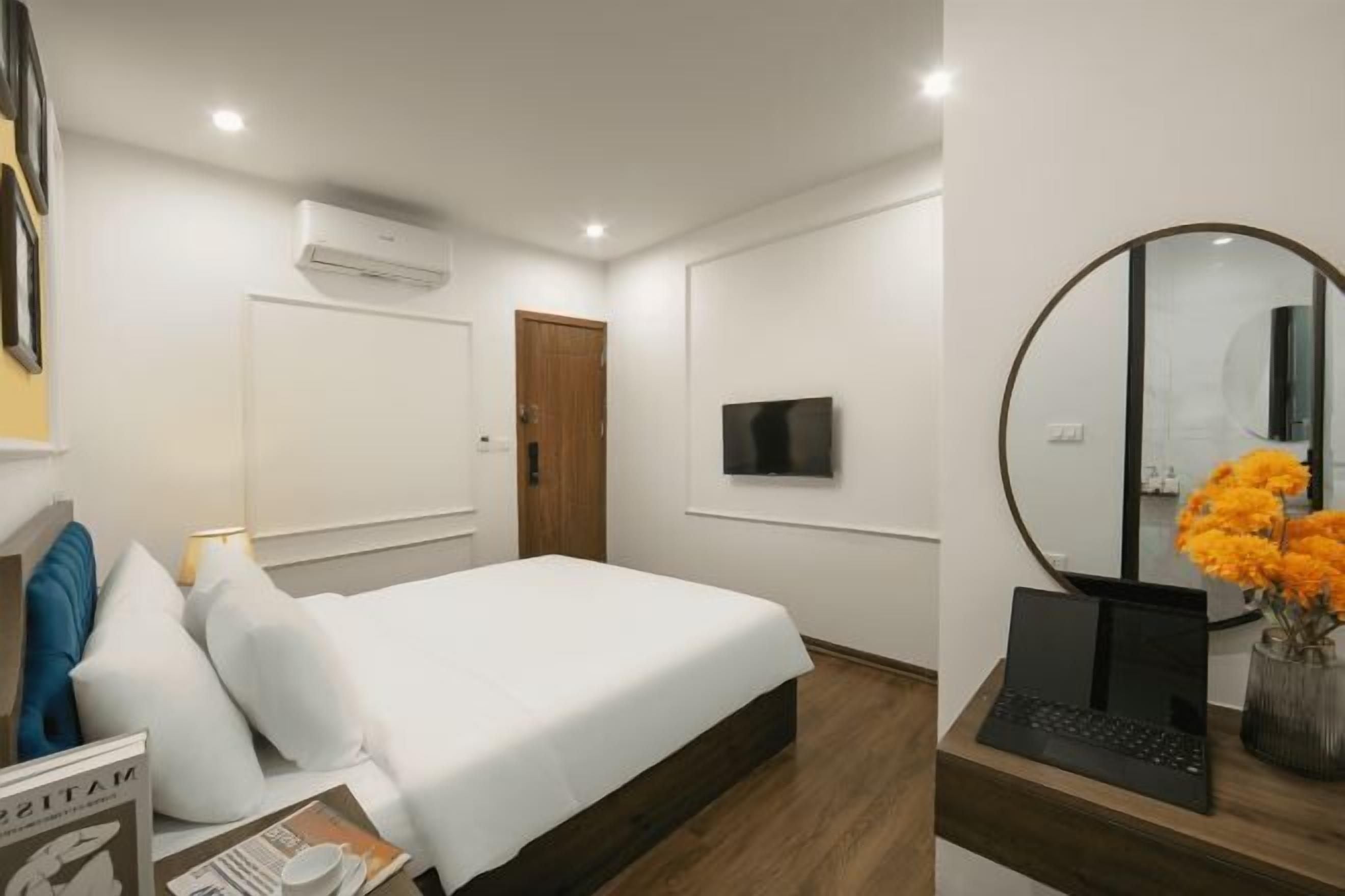 Minibar, in-room safe, desk, laptop workspace