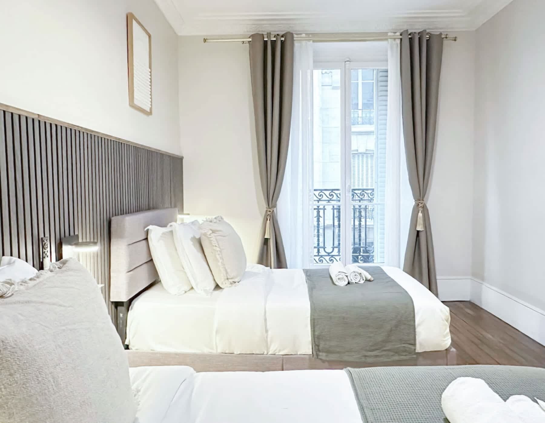 4 bedrooms, desk, iron/ironing board, travel crib