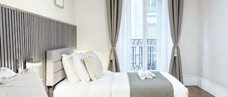 4 habitaciones, escritorio y tabla de planchar con plancha