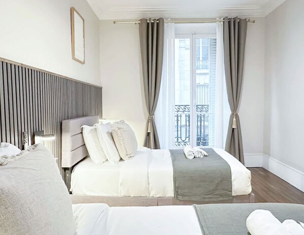 4 chambres, bureau, fer et planche à repasser, lit parapluie