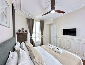 4 chambres, bureau, fer et planche à repasser, lit parapluie