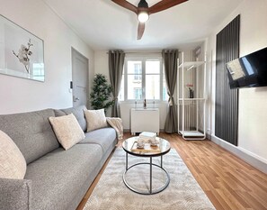 TV, offices - Beautiful studio with lift - Eiffel Tower (Paris)