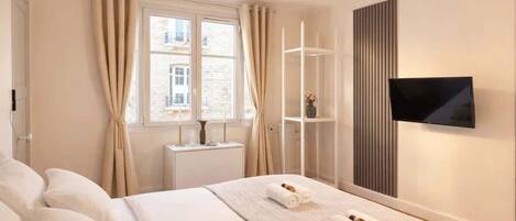 Silitysrauta/-lauta, Wi-Fi, vuodevaatteet