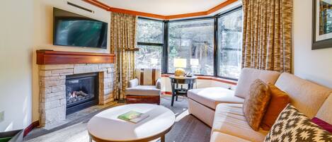 Fernseher, Kamin, Musikbibliothek, Arbeitsbereiche