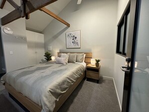 1 bedroom, desk, iron/ironing board, WiFi - Stylish Loft in Red Hot Lofts Devonport (Devonport)