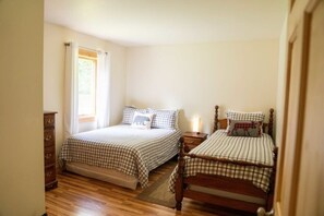 3 bedrooms, travel cot, free WiFi, bed sheets