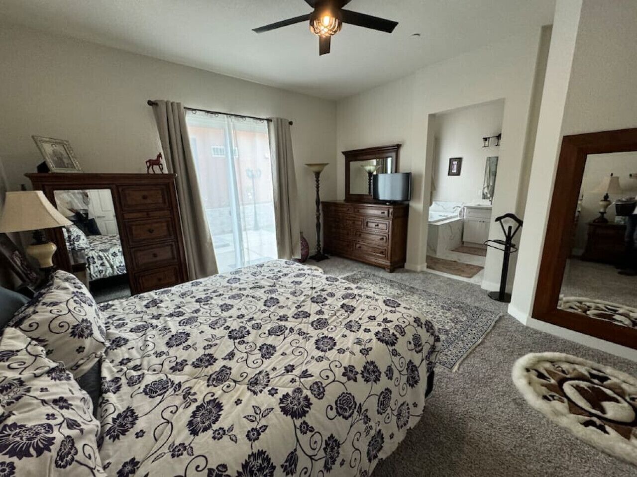 4 bedrooms, desk, iron/ironing board, WiFi