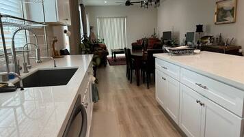 Jääkaappi, mikroaaltouuni, uuni, astianpesukone