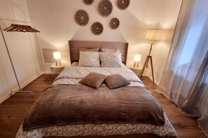 1 habitación, tabla de planchar con plancha y cuna de viaje