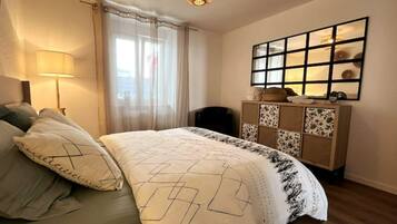 1 slaapkamer, een strijkplank/strijkijzer, reisbedje, gratis wifi