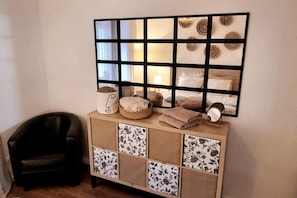 1 habitación, tabla de planchar con plancha y cuna de viaje