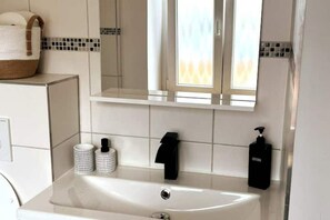 Secador de cabelo, toalhas de banho, sabonete, shampoo