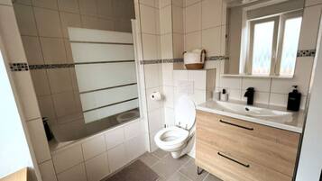 Secadora de cabello, toallas, jabón, shampoo