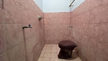 Kamar Double Standar | Kamar mandi | Shower dan handuk