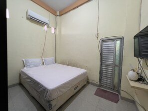 Standard Double Room | Laptop workspace, free WiFi, bed sheets