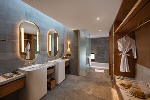 Luxury-Villa | Badezimmer | Badewanne und Dusche (separat), kostenlose Toilettenartikel