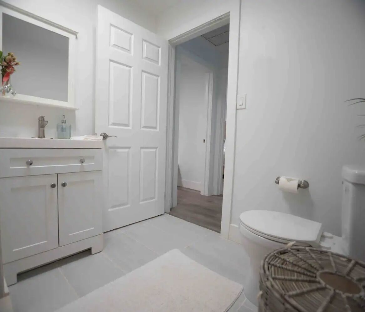 Een douche, een haardroger, handdoeken, zeep