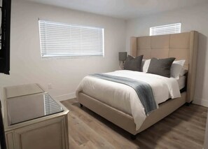 2 bedrooms, iron/ironing board, travel cot, free WiFi - Lantana modern Villa (Lantana)