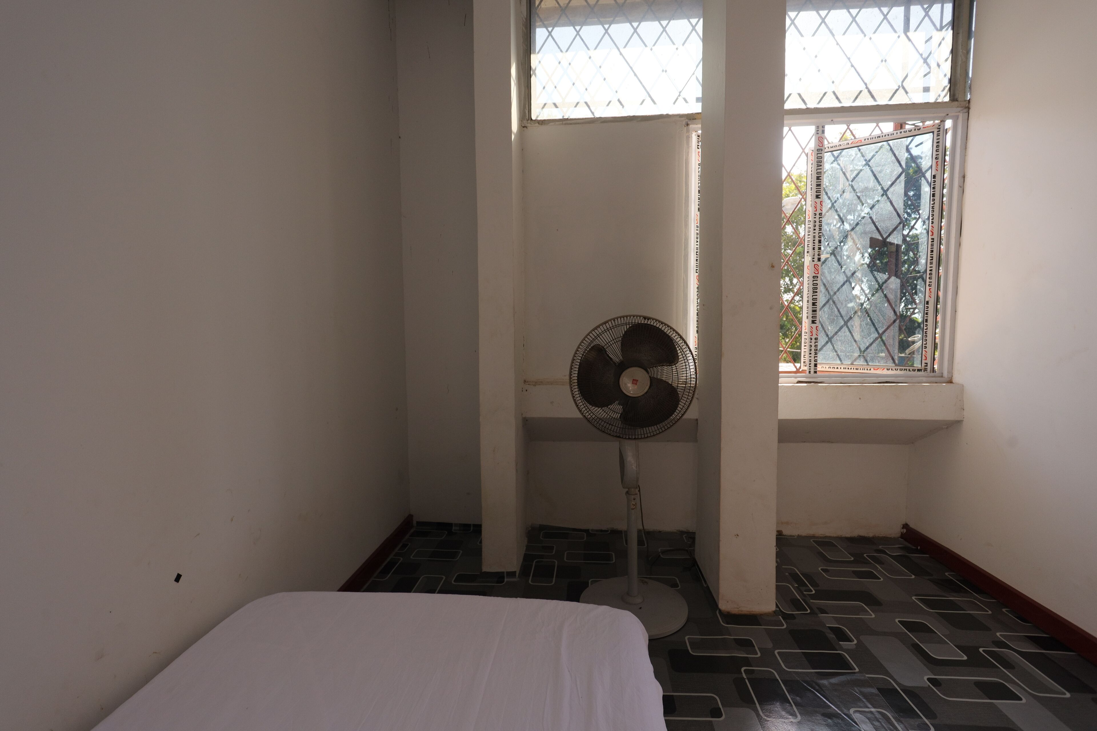 economy single room | bed sheets