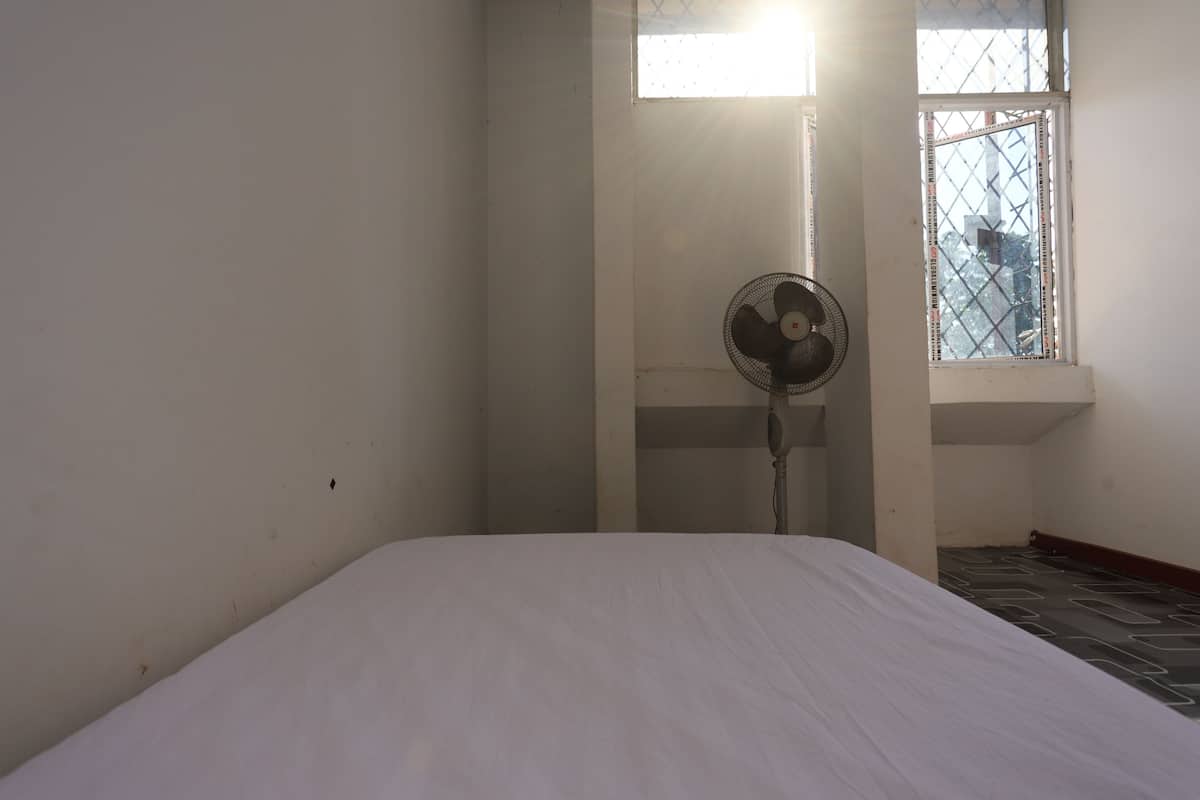 economy single room | bed sheets