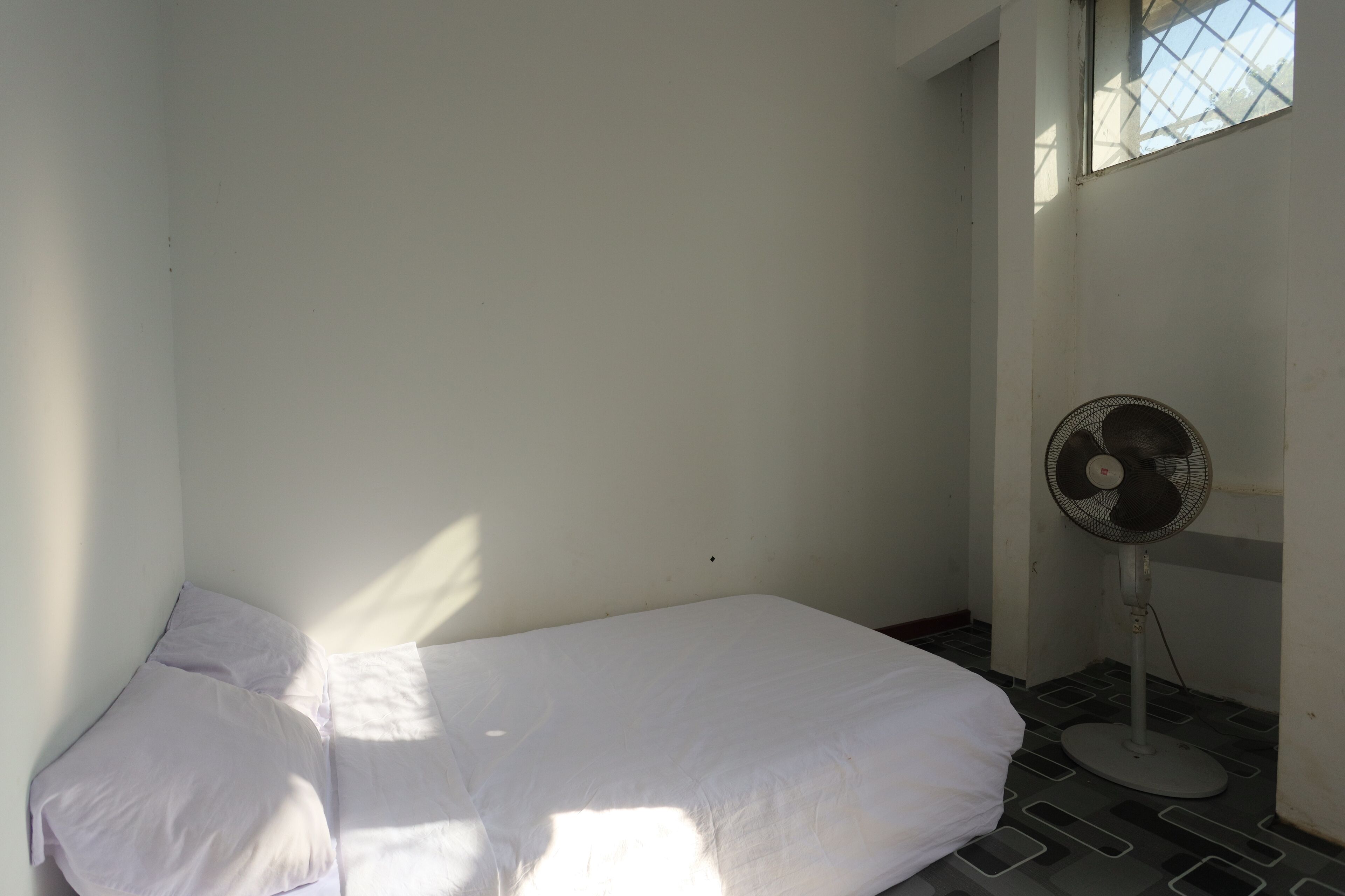 economy single room | bed sheets