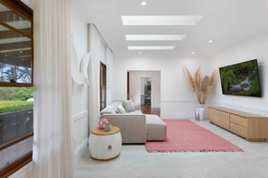 TV, fireplace, stereo, offices - Casa Queenie Summary: (Picketts Valley)