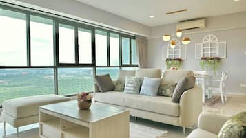 Apartamento familiar, 4 habitaciones, bañera | Zona de estar | Smart TV de 42 pulgadas con canales por cable, Netflix