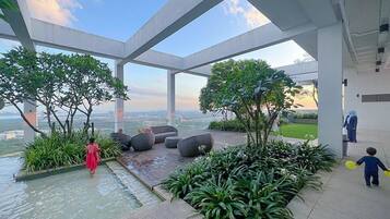 Hồ bơi ngoài trời