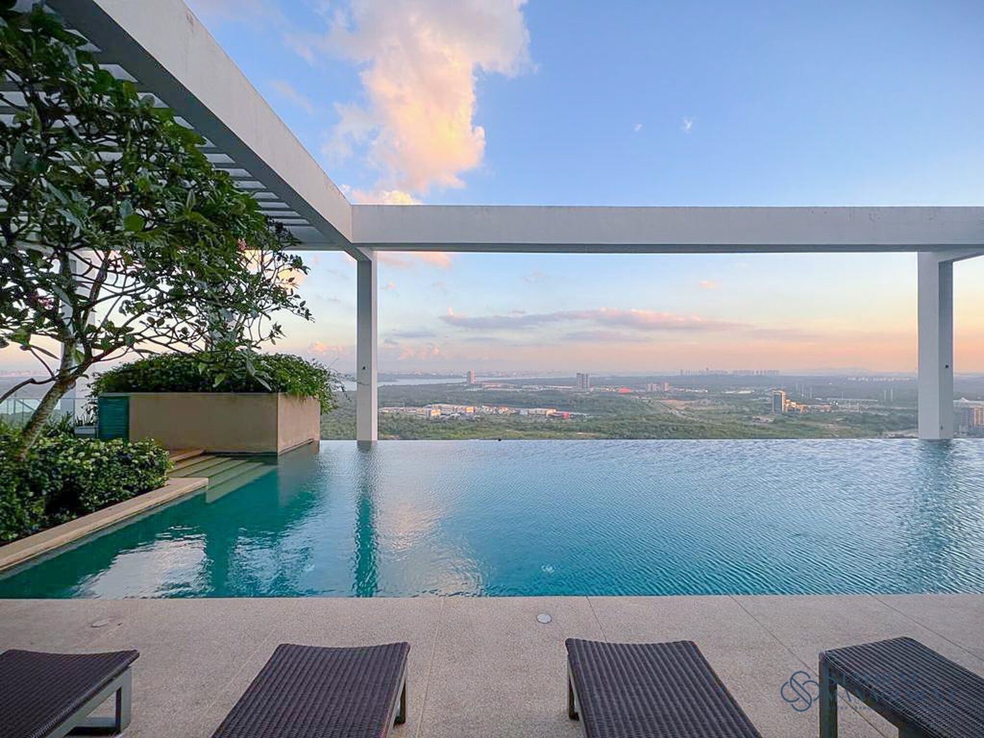 สระว่ายน้ำกลางแจ้ง