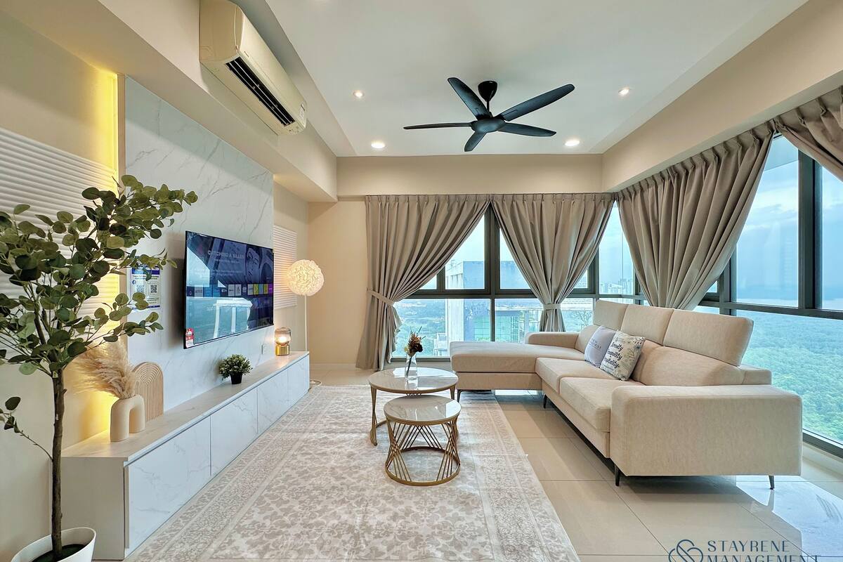 Apartamento design, 3 quartos, para não fumantes, banheira | Área de estar | Smart TV 42 polegadas com canais a cabo, Netflix, serviços de streaming
