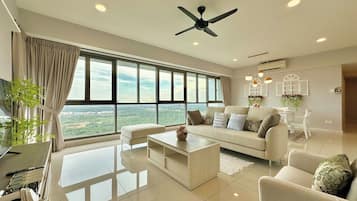 Apartemen Keluarga, 4 kamar tidur, bathtub | Area keluarga | Smart TV 42-inci dengan saluran TV kabel, Netflix, dan layanan streaming