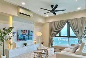Apartamento design, 3 quartos, para não fumantes, banheira | Área de estar | Smart TV 42 polegadas com canais a cabo, Netflix, serviços de streaming