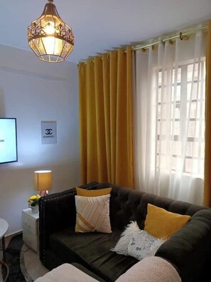 舒适开间 | 起居区 | 24-英寸智能电视（配备数码频道）