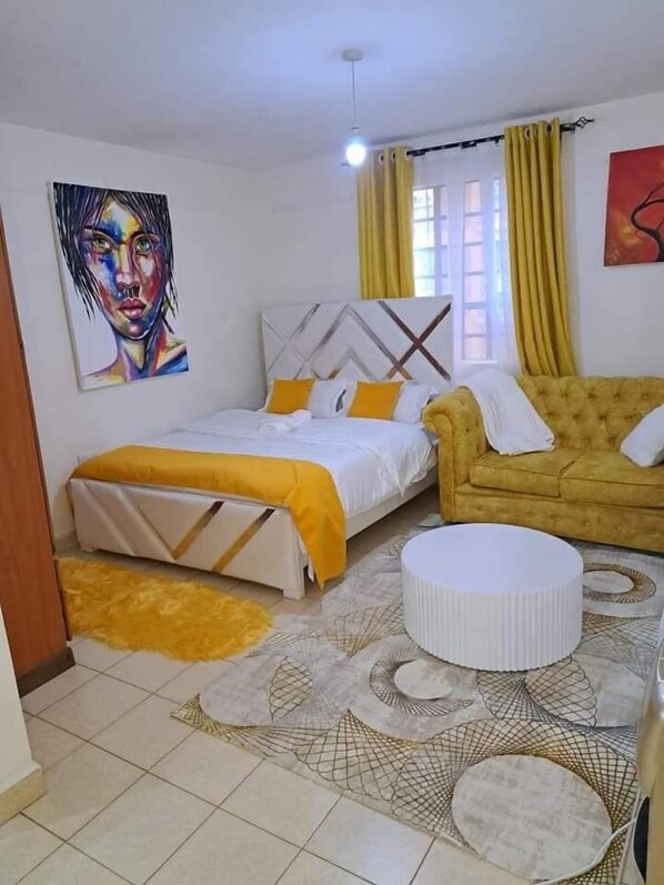 Studio – elite | Oppholdsområde | En 24-tommers smart-TV med digitale kanaler