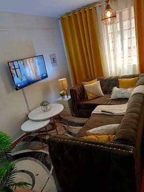 舒适开间 | 起居区 | 24-英寸智能电视（配备数码频道）