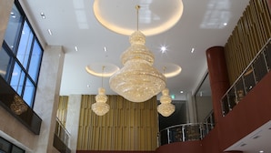 Un intérieur spacieux agrémenté d’un grand lustre, de hauts plafonds et d’un design moderne.