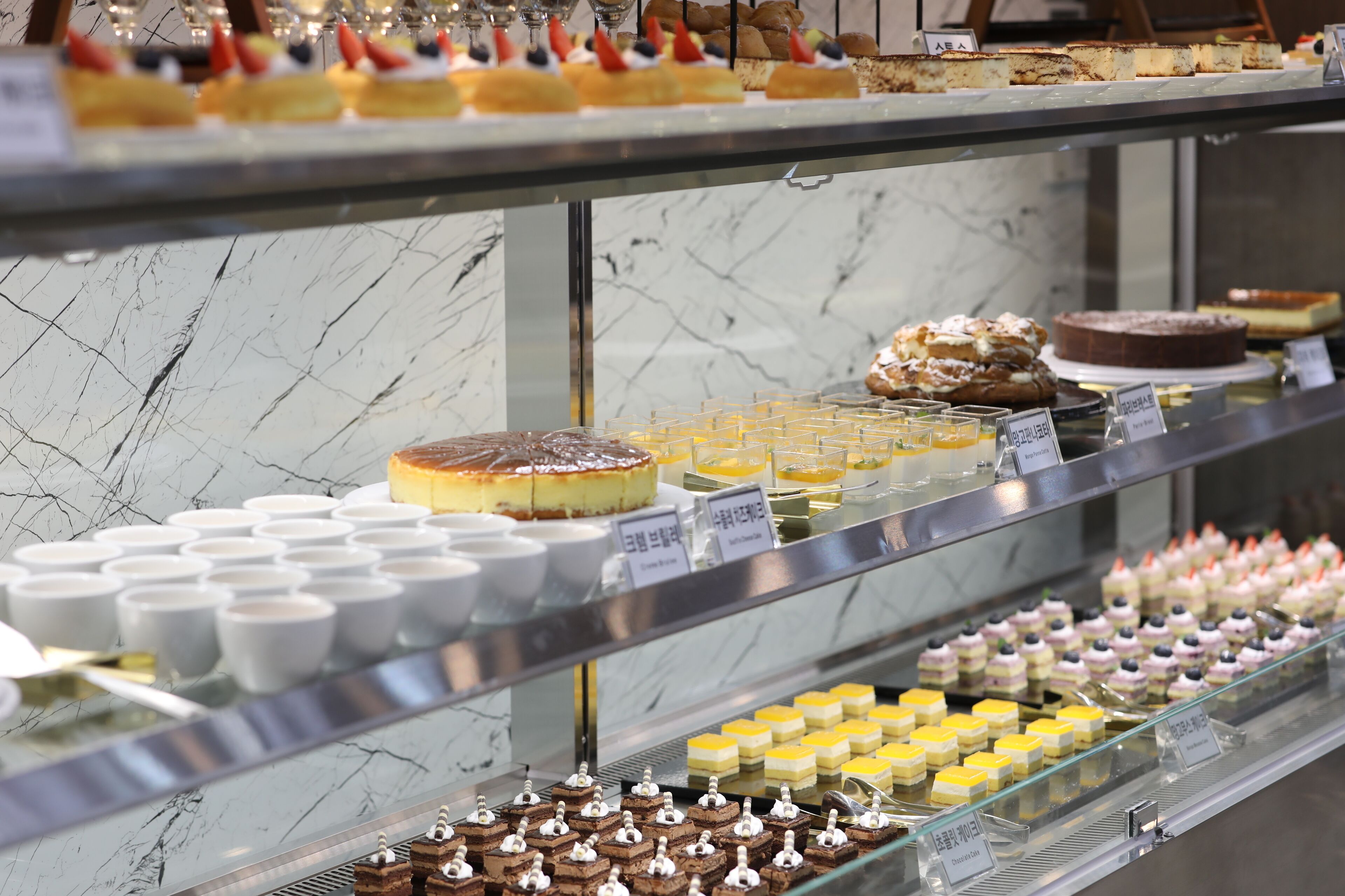 Una vitrina con diversos pasteles y tortas.