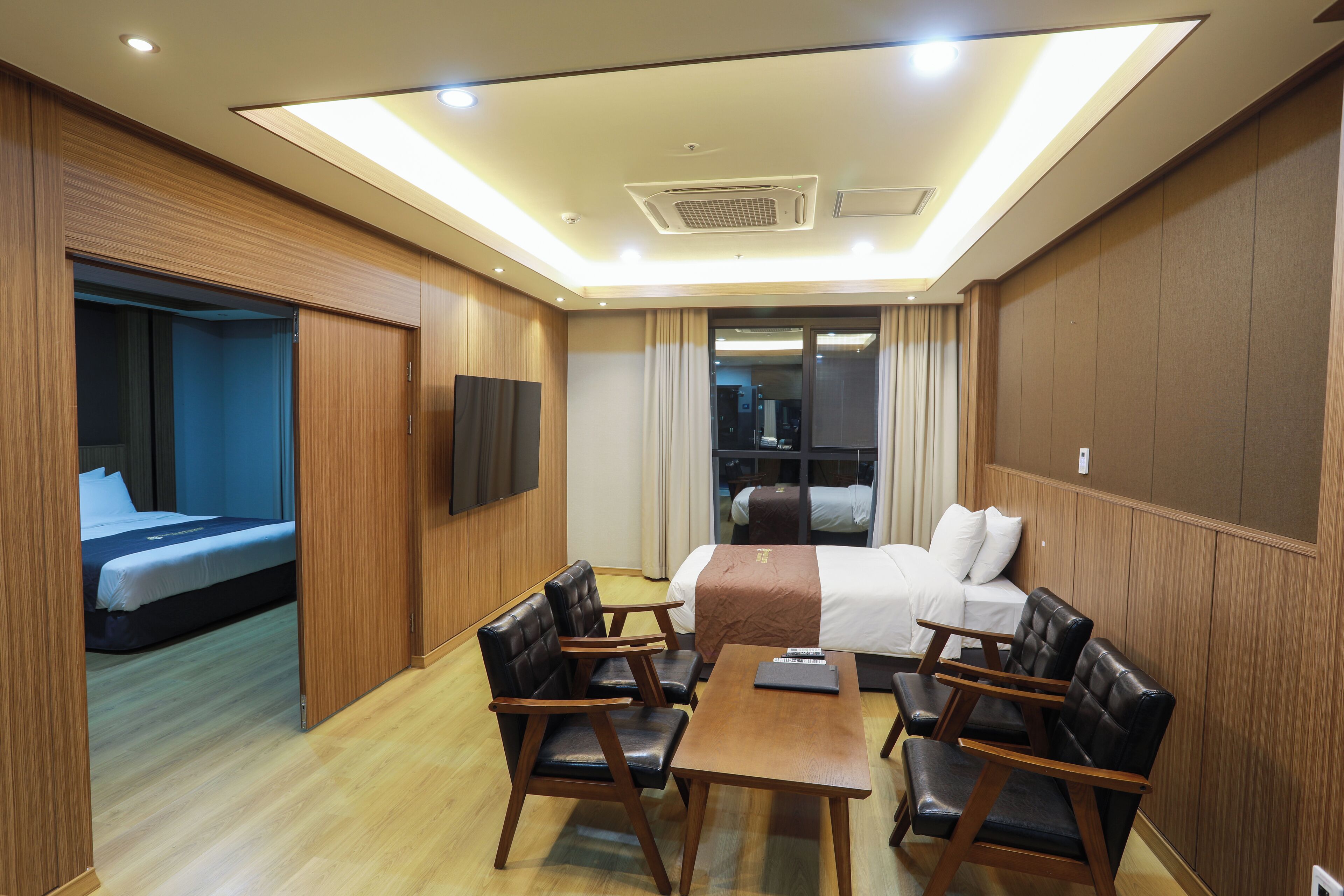 Escritorio y espacio para trabajar con laptop 