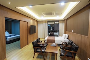 Family Quadruple Room | Desk, laptop workspace, soundproofing, free WiFi