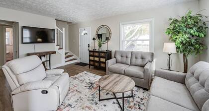 Ma's Cozy Cape: Your Tranquil Home Away from Home!
