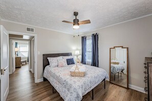 3 bedrooms, desk, iron/ironing board, free WiFi